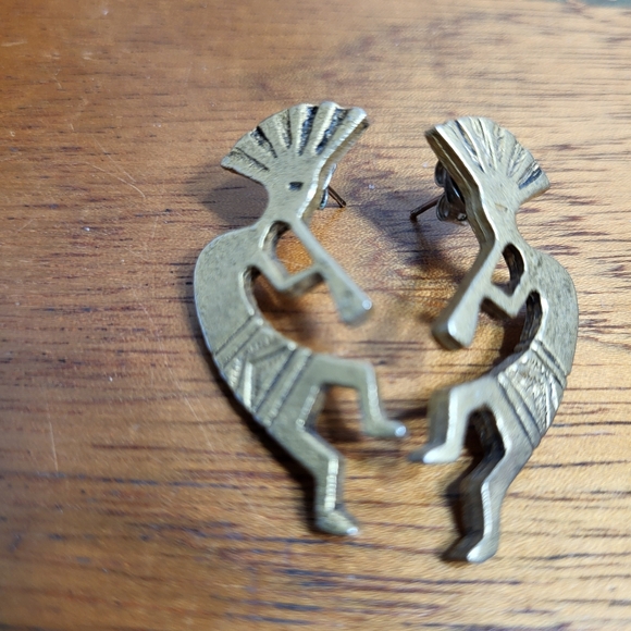Vintage Brass Tone Metal Kokopelli Pierced Earrings - Picture 7 of 12